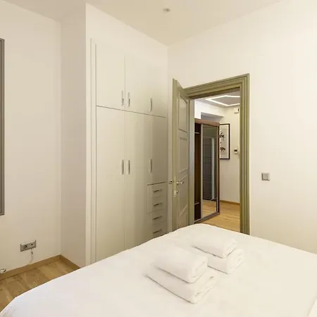 Innovative Upscale 2-br Flat In Premium Location Apartment *