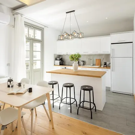 Innovative Upscale 2-br Flat In Premium Location Apartment
